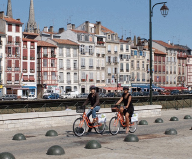 64 – Bayonne – les vélos oranges