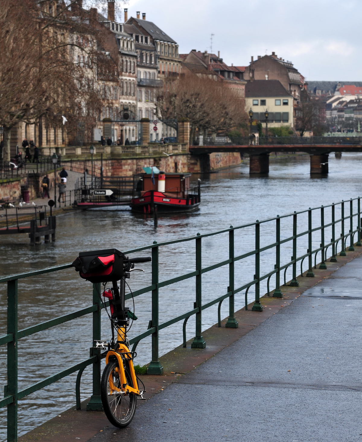Au boulot à vélo sur les pistes cyclables à Strasbourg