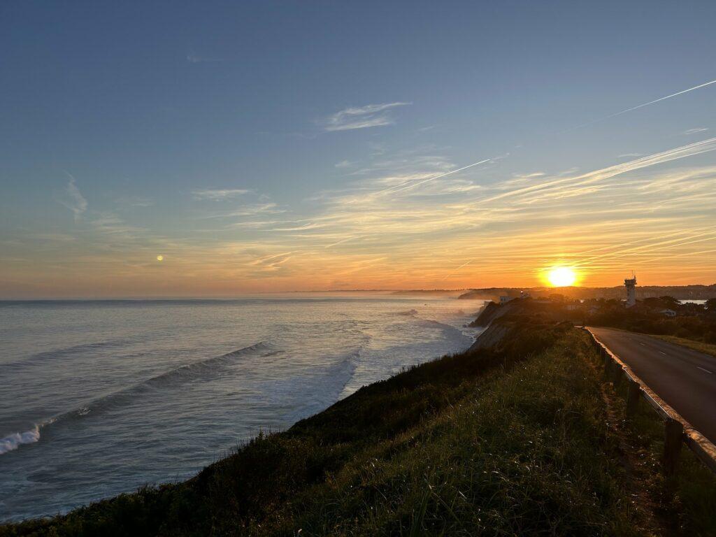 Lever de soleil sur la route de la corniche