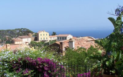 À Bormes-les-Mimosas, la traverse Deï Limbert