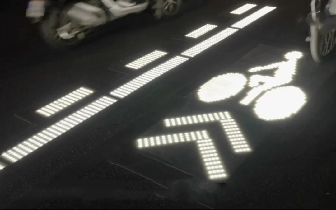 À Issy-les-Moulineaux, une dalle lumineuse rappelle qu’un aménagement cyclable se joue aussi dans les carrefours