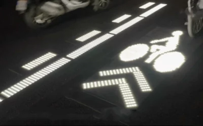 À Issy-les-Moulineaux, une dalle lumineuse rappelle qu’un aménagement cyclable se joue aussi dans les carrefours