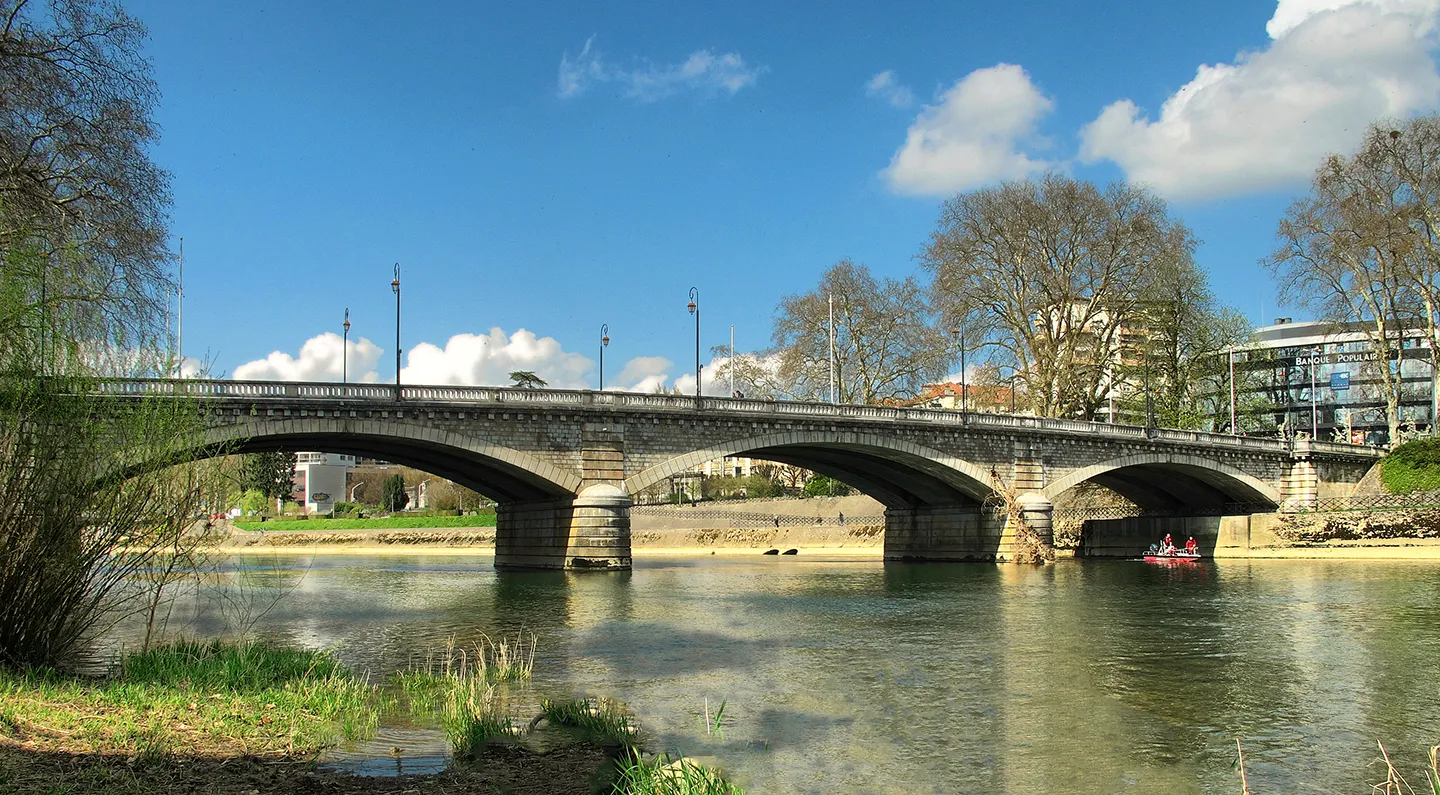 Besançon : faut-il sacrifier une piste cyclable du pont de la République pour deux minutes de voiture ?