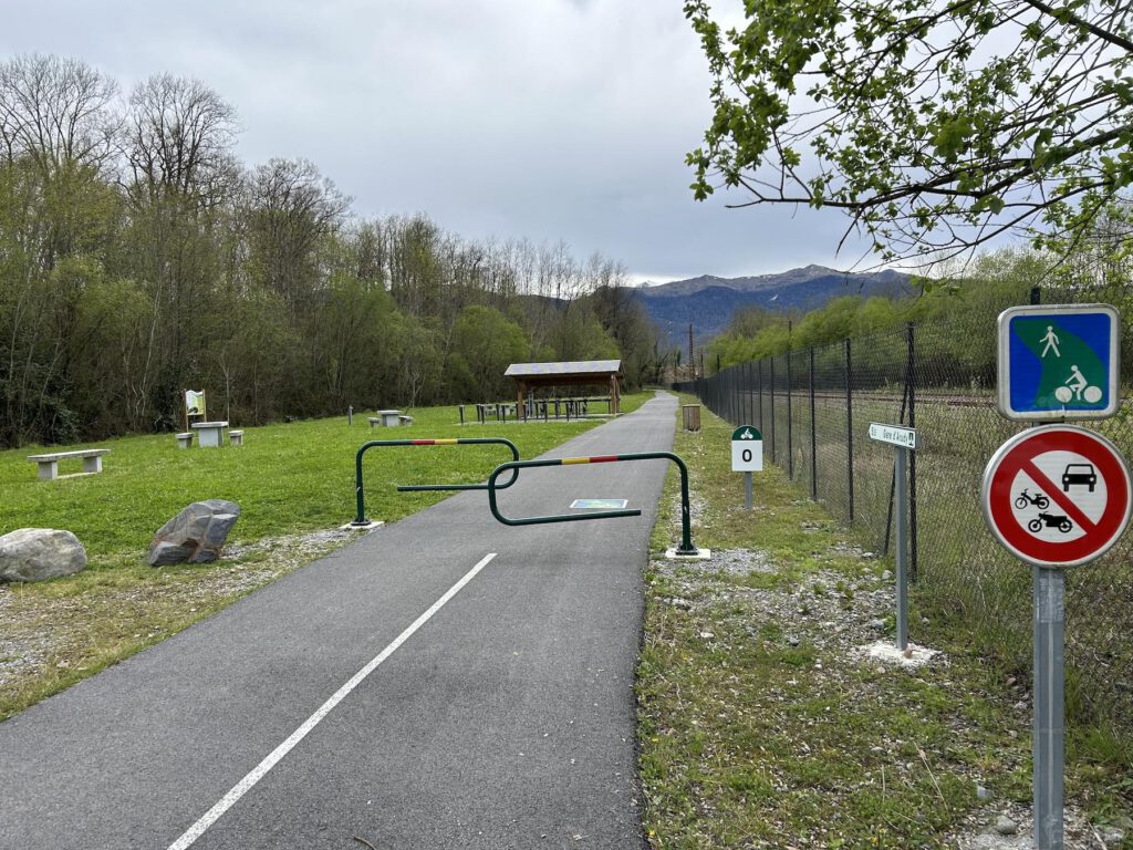 Départ aménagé de la voie verte près de la gare de Buzy.