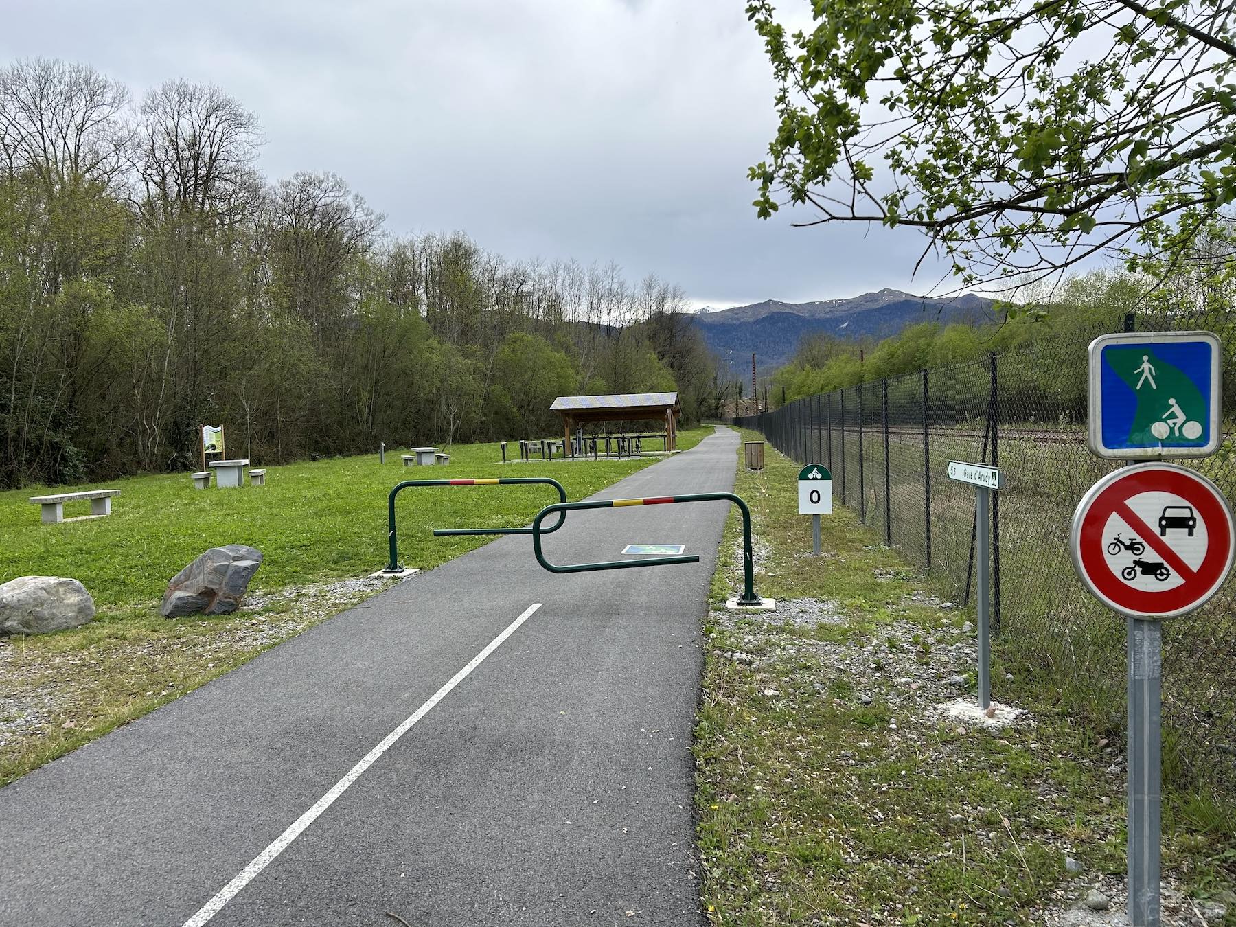 Départ aménagé de la voie verte près de la gare de Buzy.
