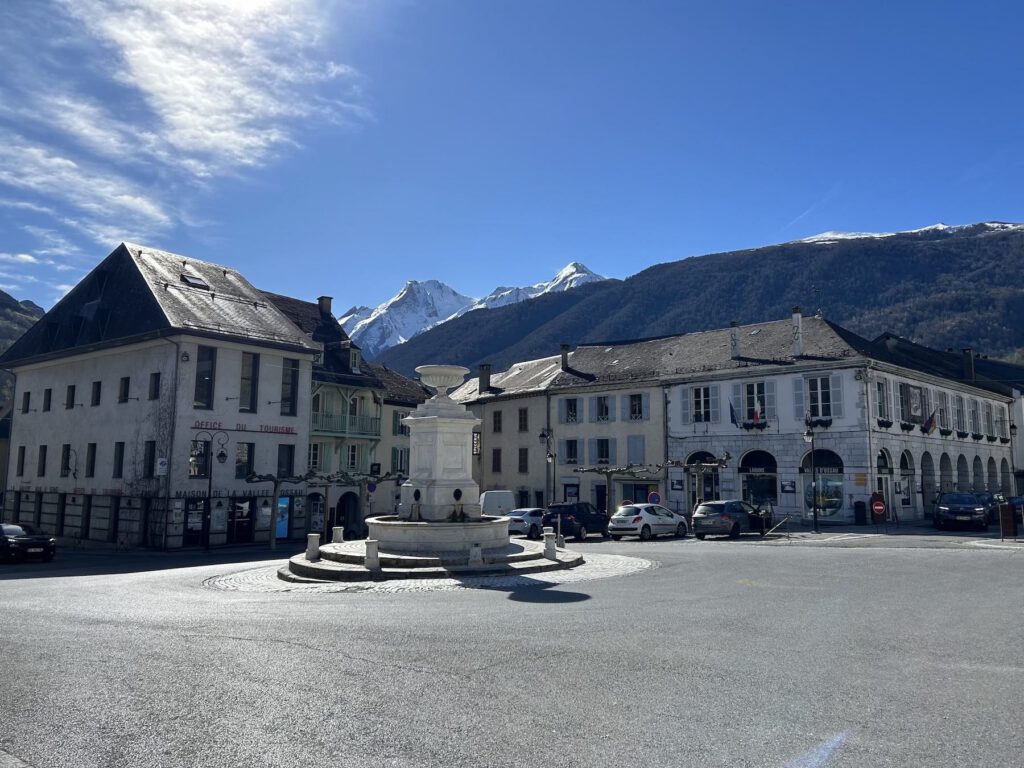 Le parcours cyclable au pied des montagnes.