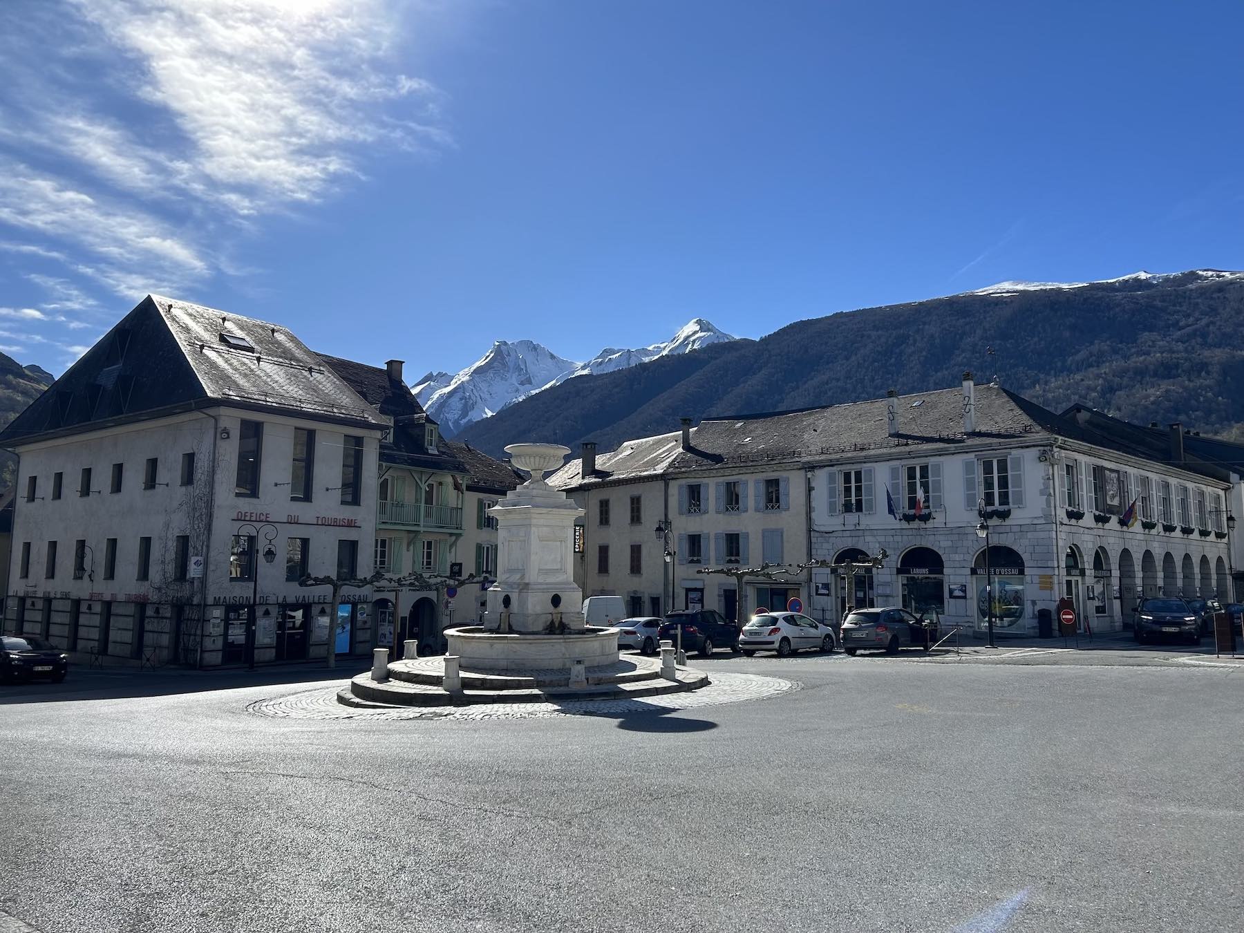 Le parcours cyclable au pied des montagnes.