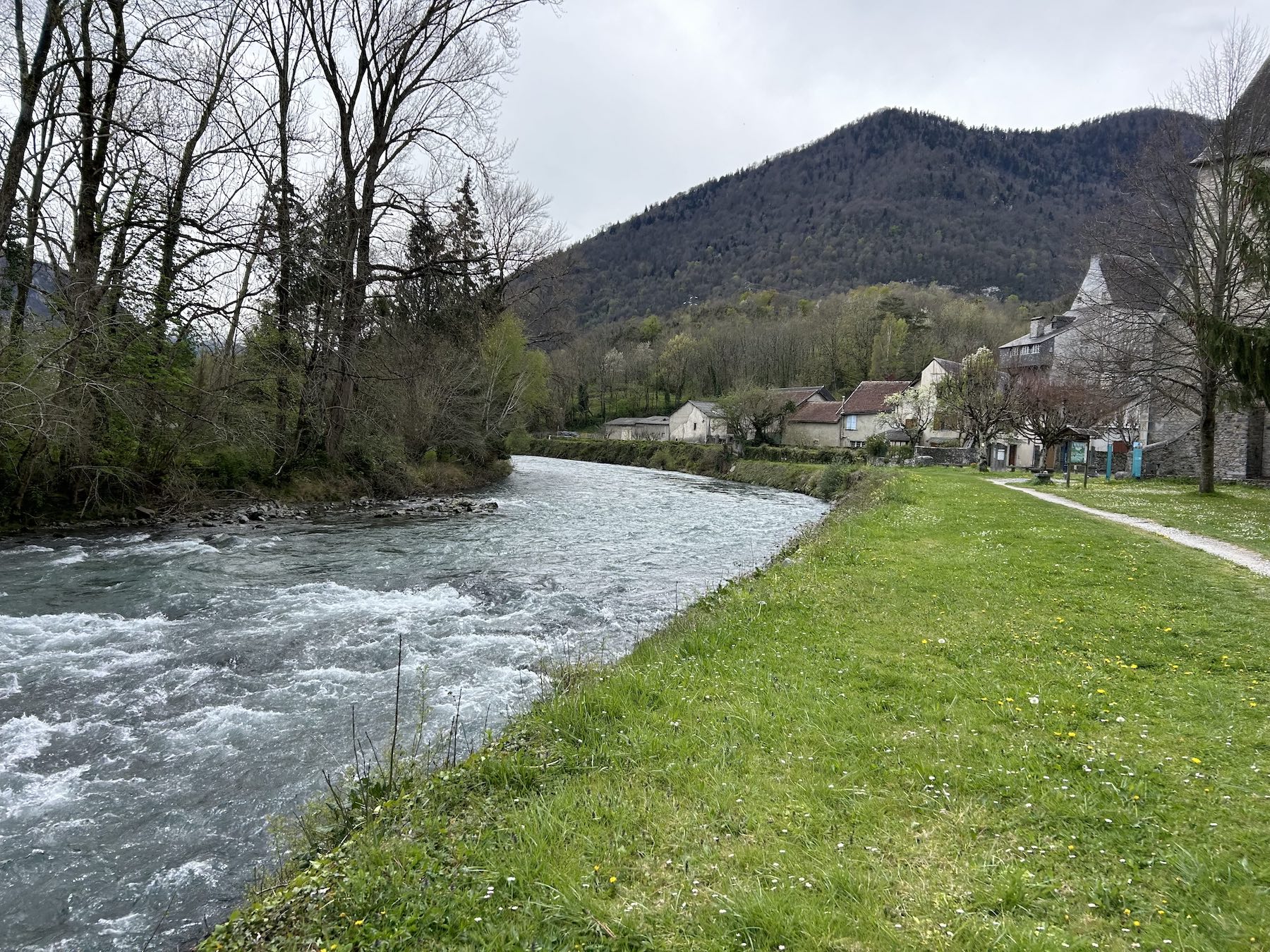 Le Camin d’Aussau longe le gave à Izeste.