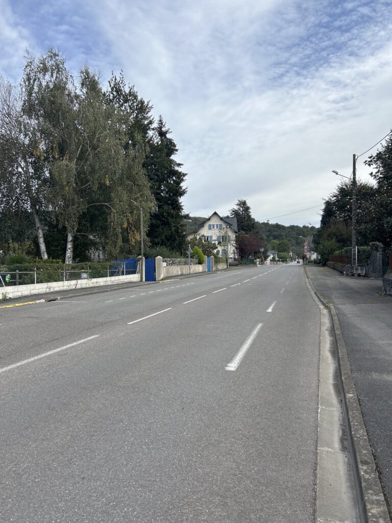 Aménagement cyclable le long de l’avenue des Pyrénées à Arudy.