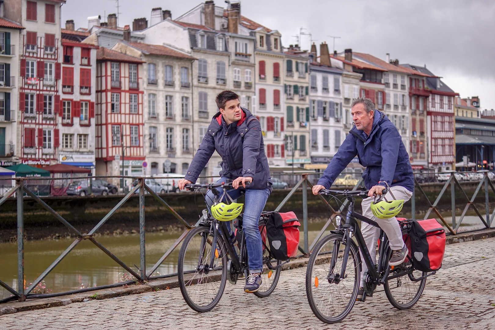 Deux cyclistes sur les quais de la Nive à Bayonne