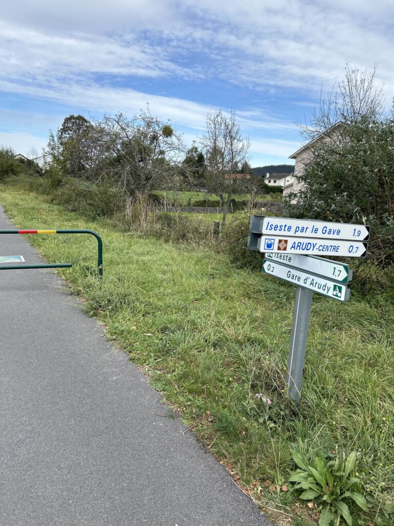 Rue du centre-bourg d’Arudy.