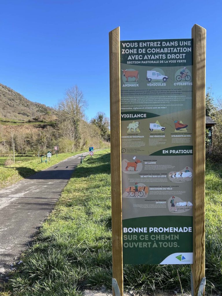 Signalisation rappelant la cohabitation entre vélos et véhicules.