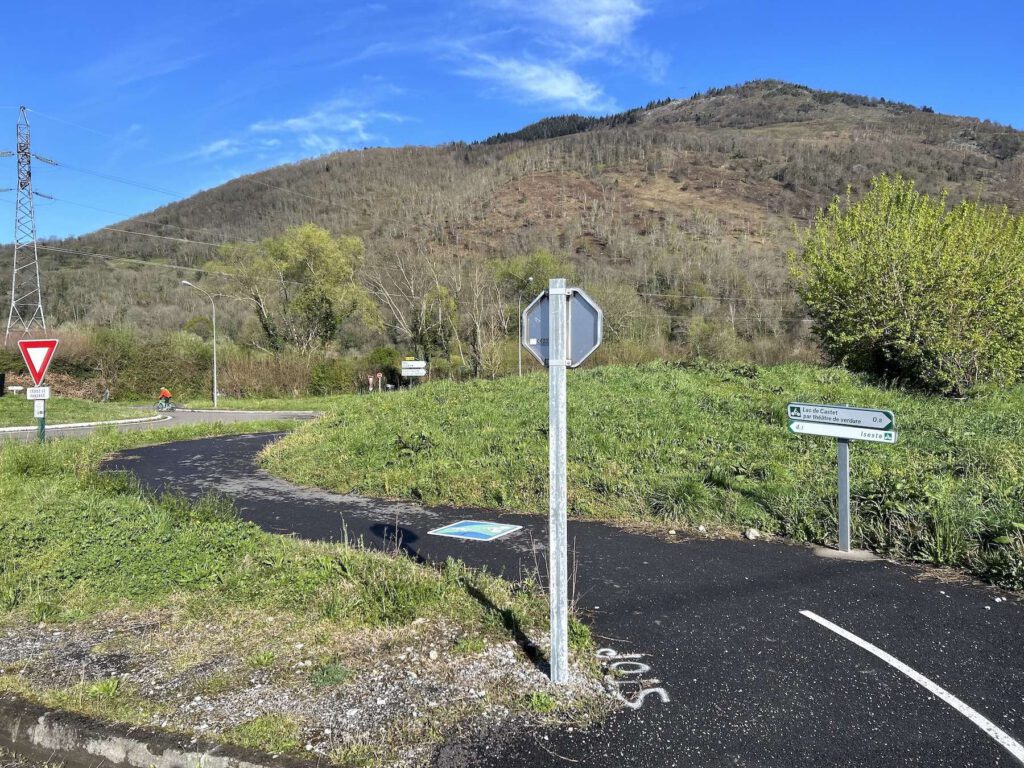 Traversée routière demandant de la prudence sur l’itinéraire.