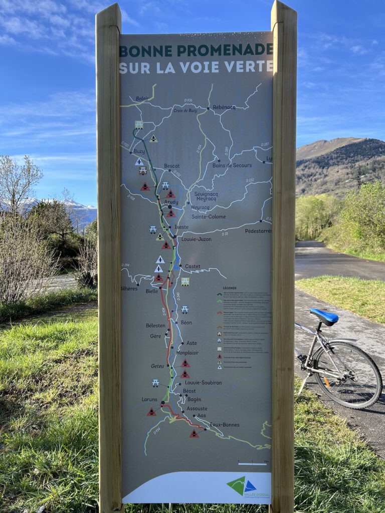 Signalisation de la voie verte sur le Camin d’Aussau.