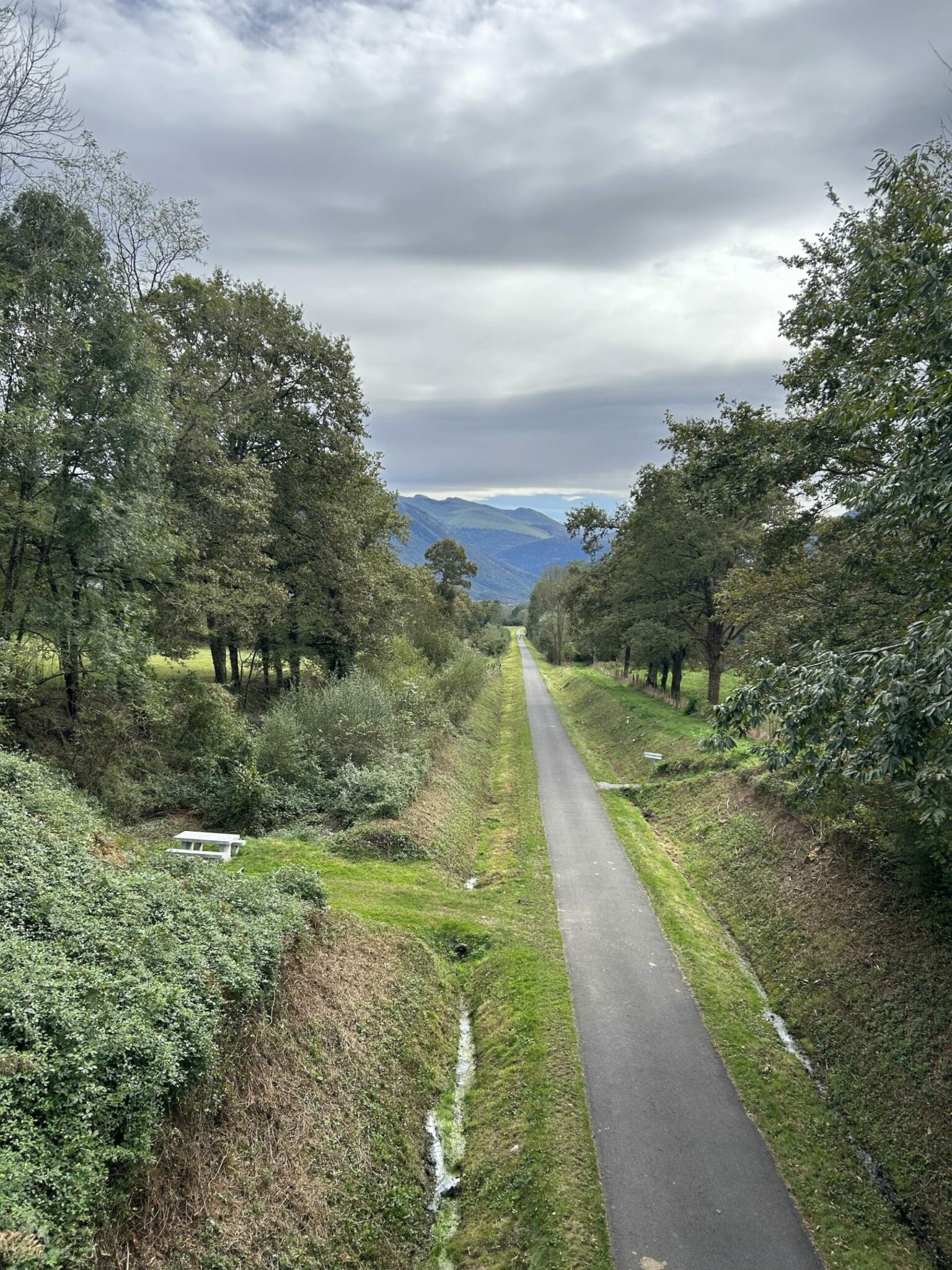 Voie verte dans le paysage de la vallée d’Ossau.