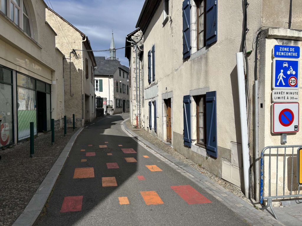 Signalisation de la zone de rencontre dans le centre d’Arudy.