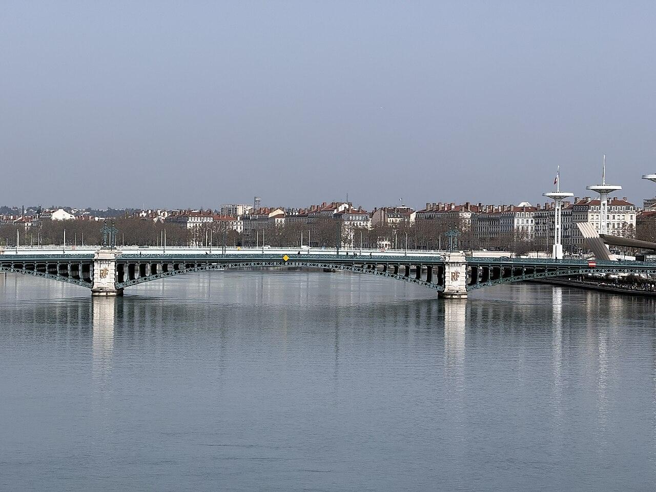 Pont de l’Université à Lyon : la rénovation laisse les cyclistes sur le trottoir