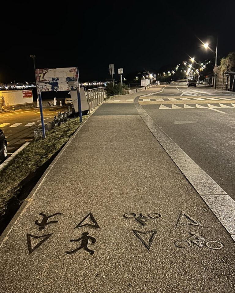 Sur ce passage de Socoa, imaginez quatre personnes qui se croisent sur cette petite largeur…