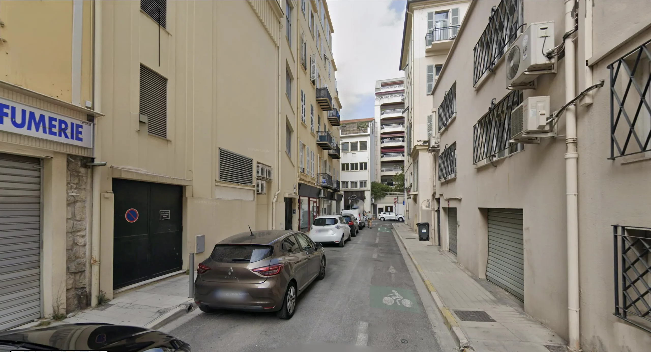 À Nice, rue Voltaire, la piste cyclable sert de parking